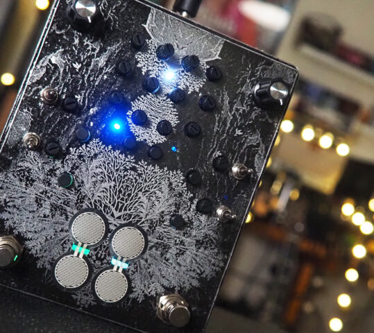 ezhi&aka MOOMINDRONE LoFi Drone Delay Modulation Machine